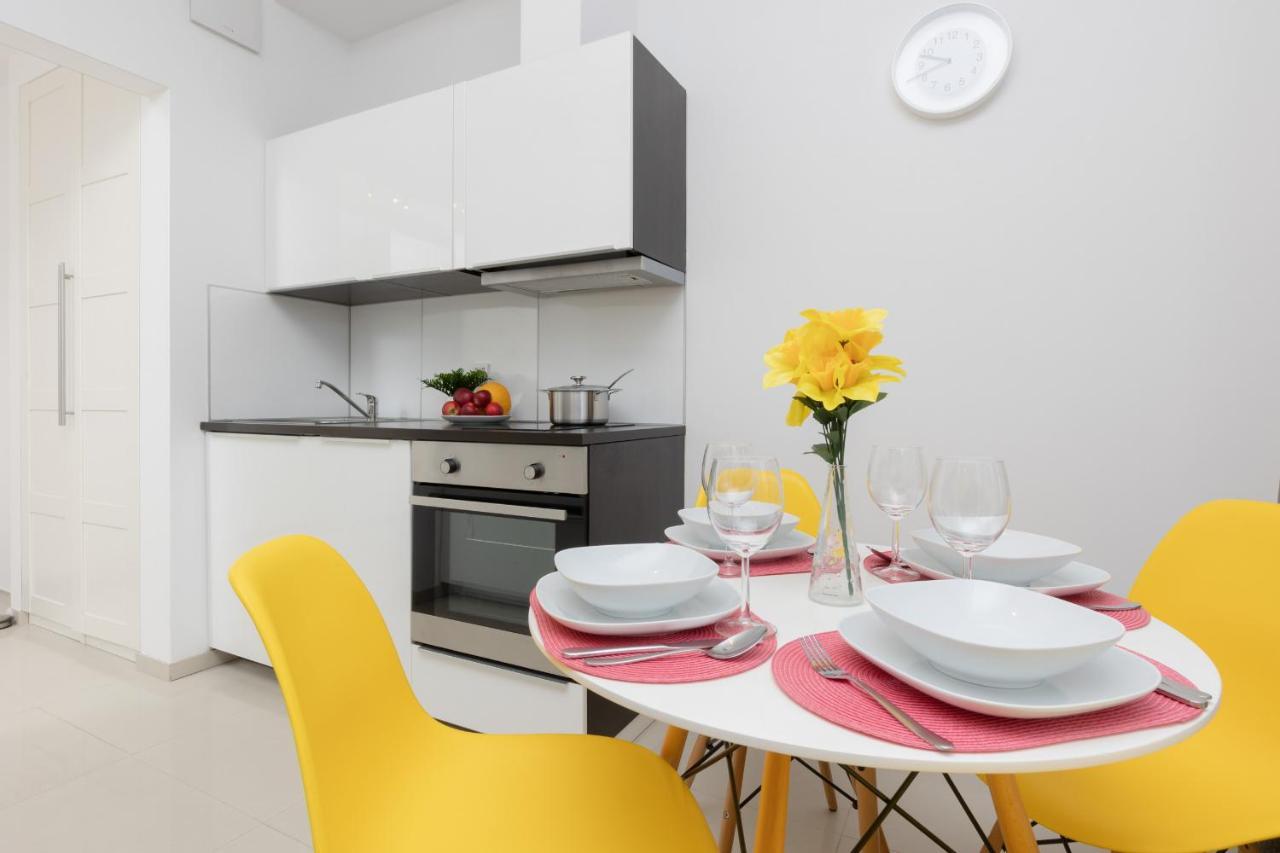 Wola Near Nocny Market By Renters * Warschau